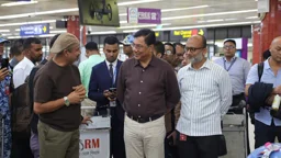শাহজালাল বিমানবন্দরে আকস্মিক পরিদর্শনে বিমানমন্ত্রী