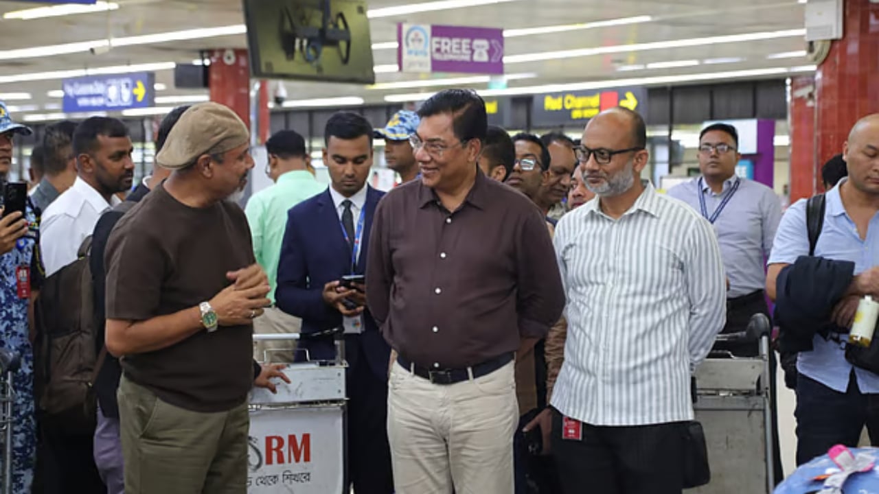 শাহজালাল বিমানবন্দরে আকস্মিক পরিদর্শনে বিমানমন্ত্রী