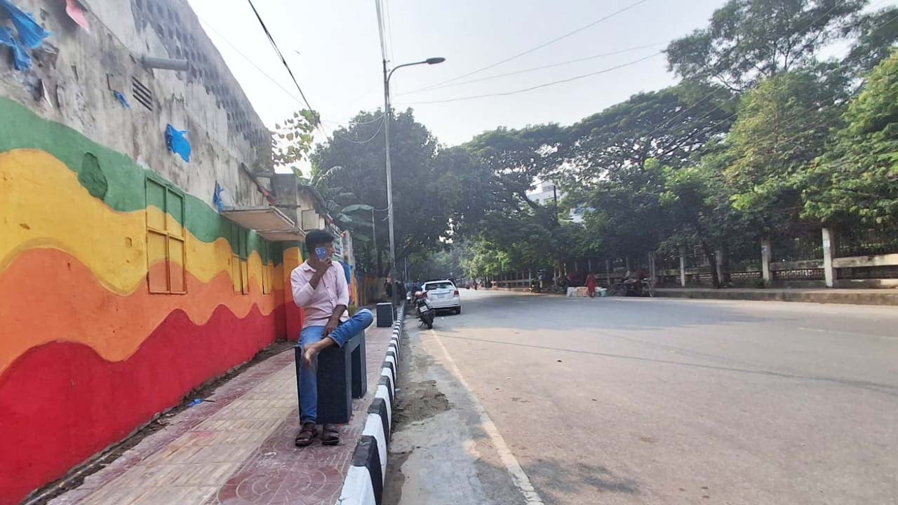 রাজধানীর সেগুনবাগিচার ফুটপাতে নির্মাণ করা বেঞ্চে বিশ্রাম নিচ্ছেন এক পথচারী। ছবি: সিজেডএন টোয়েন্টিফোর