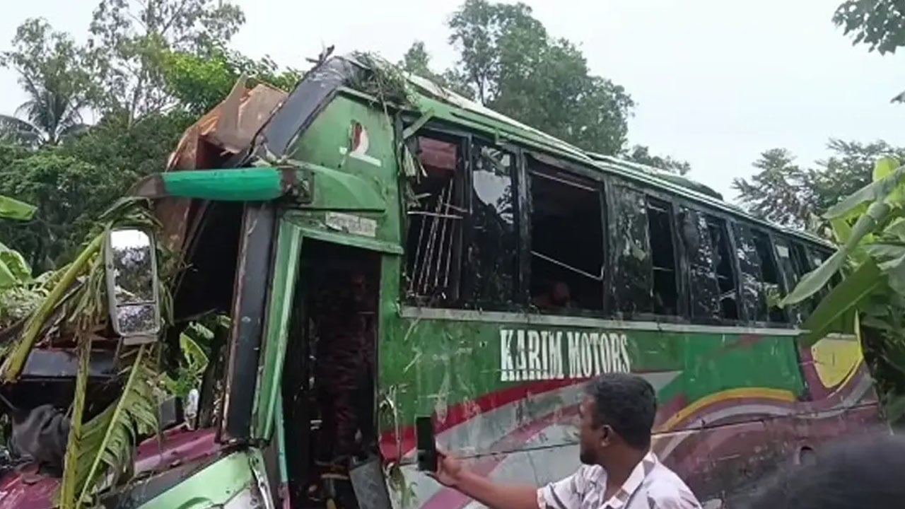 গোপালগঞ্জে নিয়ন্ত্রণ হারিয়ে বাস খাদে, নিহত ৩