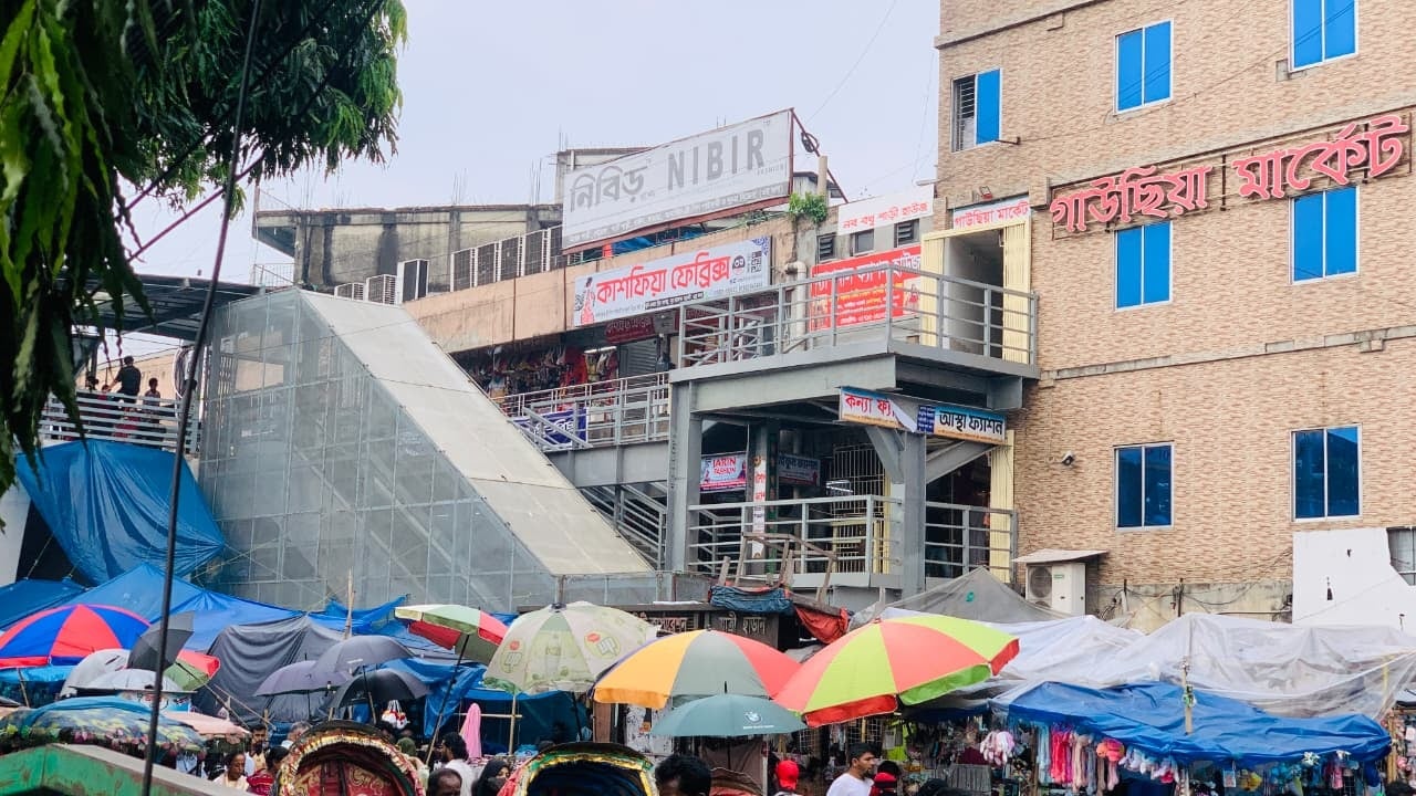ফুটওভার ব্রিজে ওঠার প্রবেশপথের দুই পাশে বসানো হয়েছে দোকান। এতে সংকুচিত হয়ে গেছে পথচারীদের চলাচলের জায়গা। ছবি: সিজেডএন টোয়েন্টিফোর
