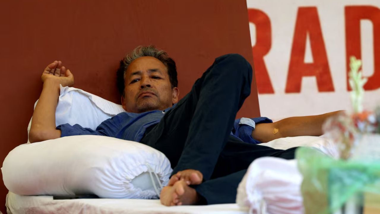 ভারতের শিক্ষামন্ত্রীর পদত্যাগ দাবিতে আমরণ অনশন