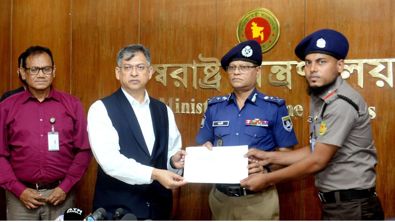জনবান্ধব পুলিশ গঠনে পুরস্কার ও তিরস্কারের নীতি অব্যাহত থাকবে: স্বরাষ্ট্রমন্ত্রী