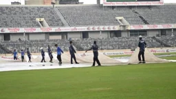 বৃষ্টির পর খেলা শুরু হয়ে আবারও বন্ধ