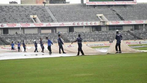 বৃষ্টির পর খেলা শুরু হয়ে আবারও বন্ধ