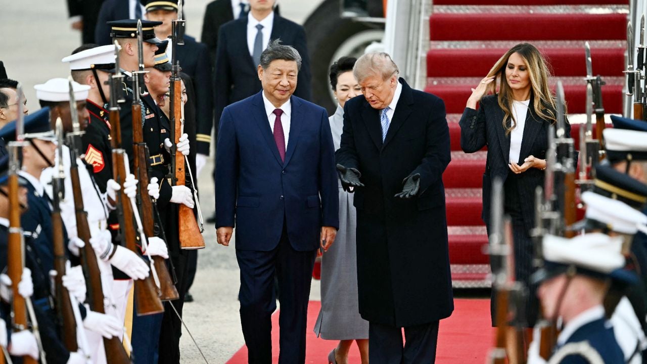 বিরল সৌজন্য দেখিয়ে শিকে বিমানবন্দরে গিয়ে স্বাগত জানালেন ট্রাম্প