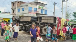 ময়মনসিংহে মাহিন্দ্রা-সিএনজিকে ধাক্কা দিয়ে উল্টে গেল বাস, নিহত ২