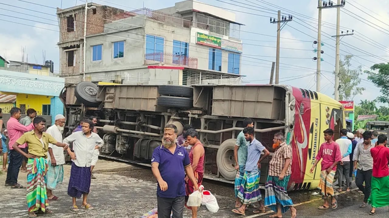 ময়মনসিংহে মাহিন্দ্রা-সিএনজিকে ধাক্কা দিয়ে উল্টে গেল বাস, নিহত ২