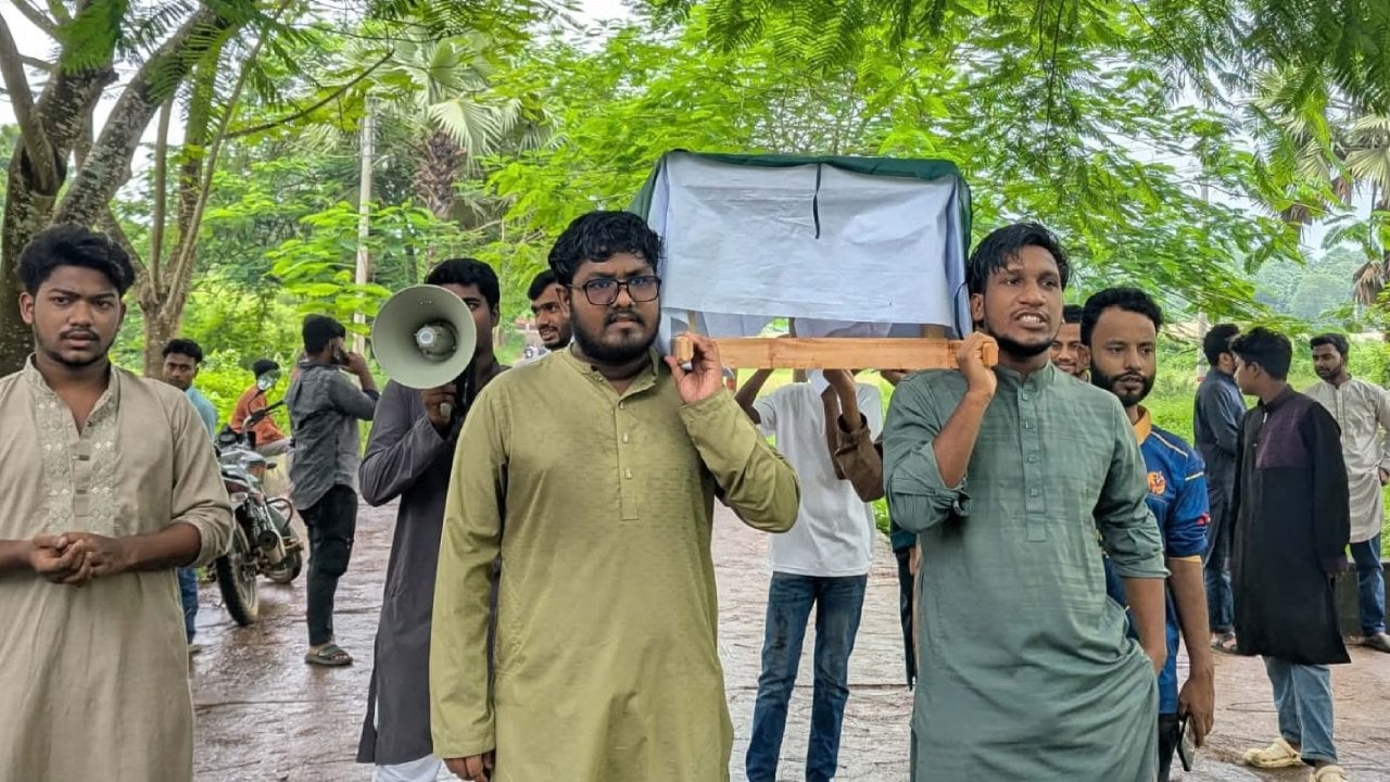 জুলাই গণহত্যার বিচারের দাবিতে কুবিতে ‘কফিন মিছিল’‎