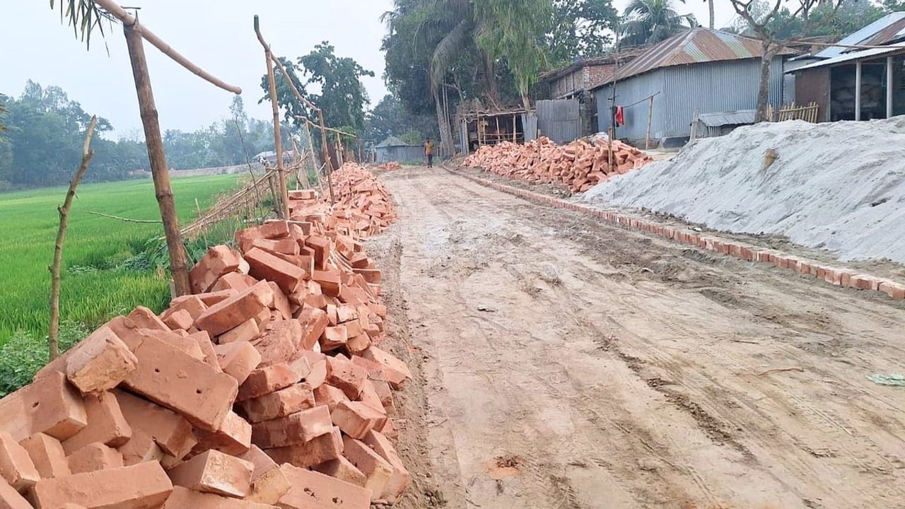 প্রধানমন্ত্রীর সফরের পর রাস্তা থেকে তুলে নেওয়া হলো ইট