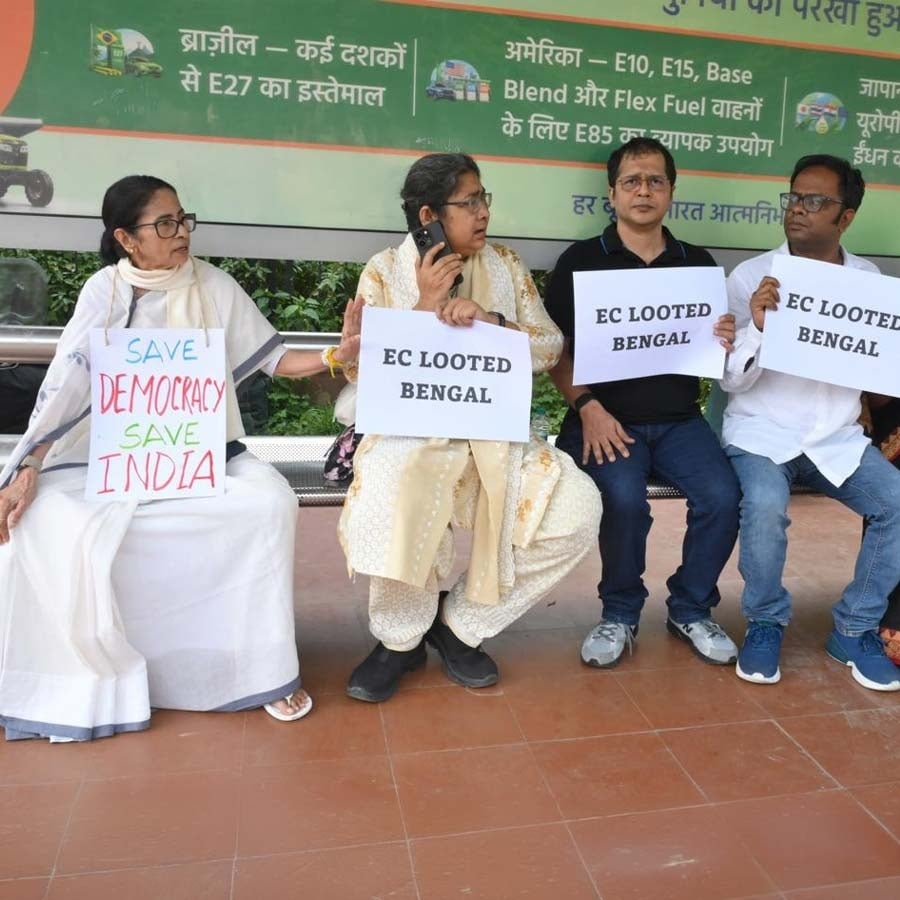 দিল্লিতে নিজ বাড়ির সামনে ধর্নায় মমতা বন্দ্যোপাধ্যায়সহ অন্যরা