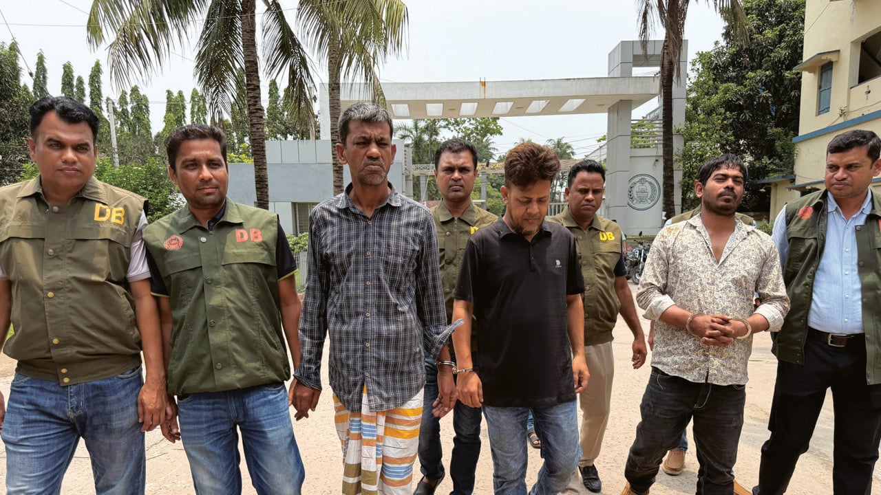 ঠিকাদারের কাছে ২০ লাখ টাকা চাঁদা দাবি, গ্রেপ্তার ৩