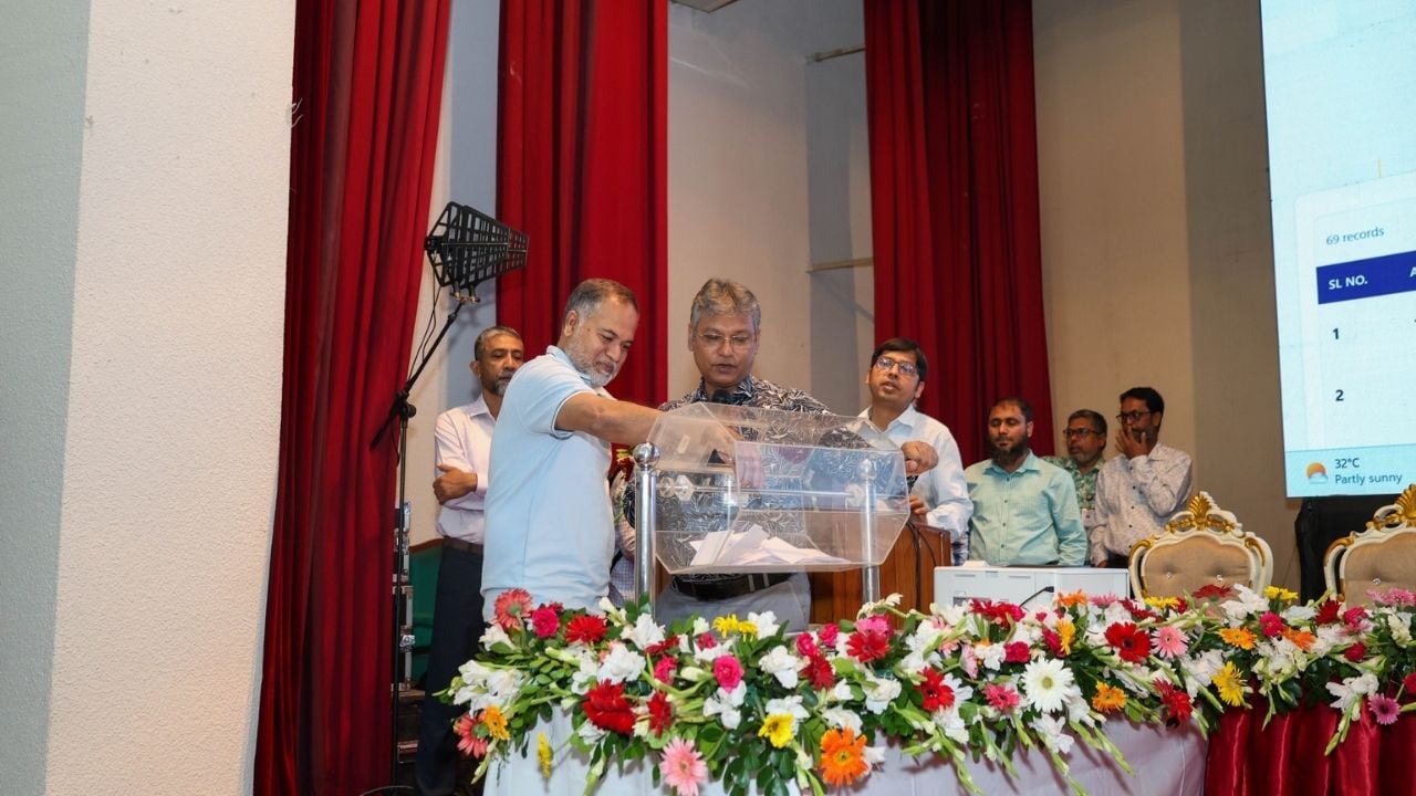 লটারি কার্যক্রম পরিচালনা করছে রাজউকের প্রধান প্রকৌশলী (প্রকল্প ও ডিজাইন) মো. মুজাফফর উদ্দিন।