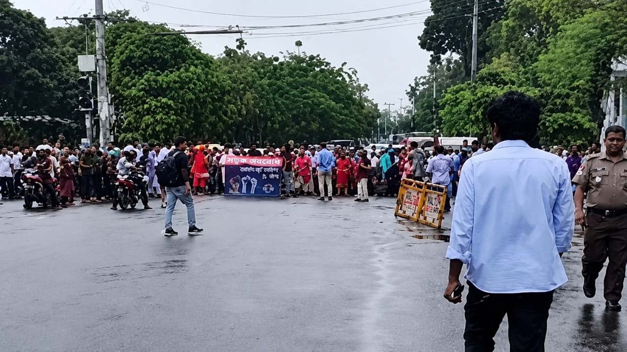 মহাখালী-তেজগাঁও সড়কে গার্মেন্টস শ্রমিকদের অবরোধ