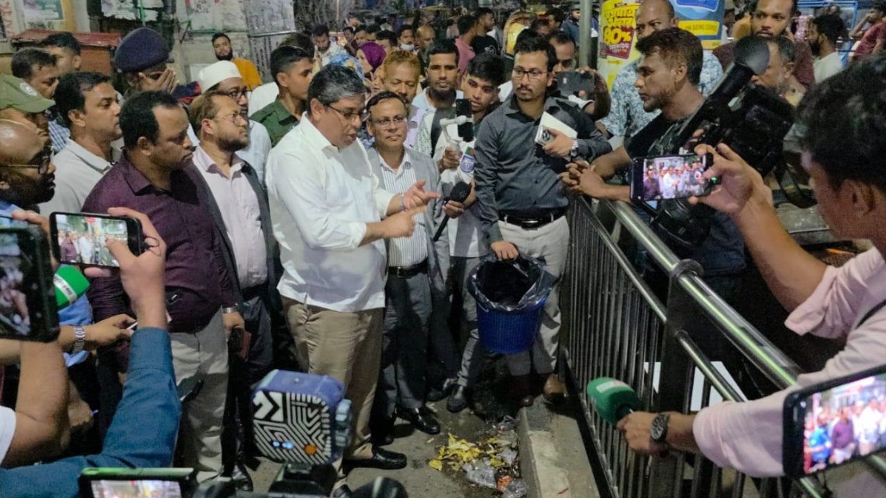 শাহবাগে এলজিআরডি প্রতিমন্ত্রীর ‘ক্লিন-আপ ড্রাইভ’, ১০ ব্যবসায়ীকে জরিমানা