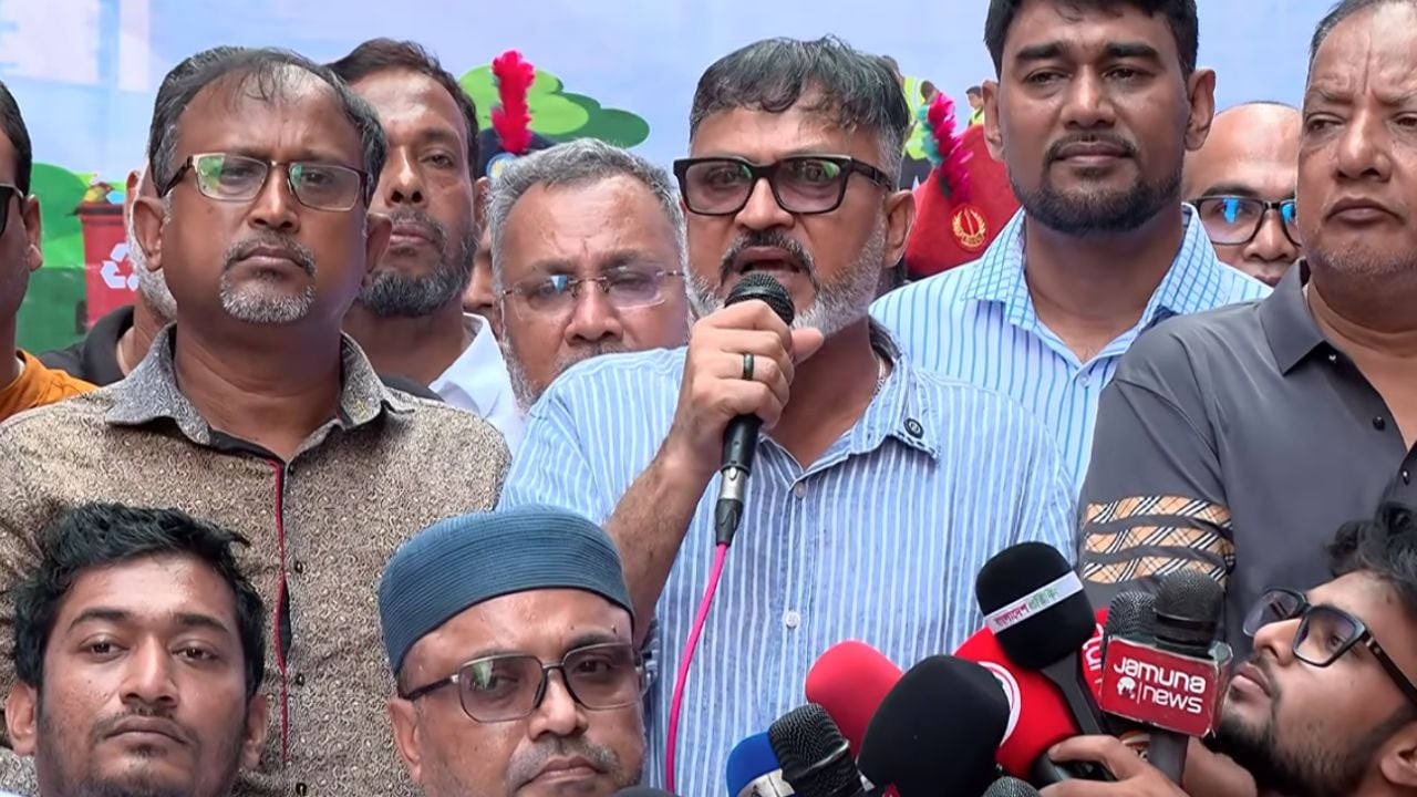 ডেঙ্গুর লার্ভা ধ্বংস ও প্রতিরোধে বিশেষ পরিচ্ছন্নতা অভিযান উদ্বোধনকালে কথা বলছেন ডিএনসিসি প্রশাসক শফিকুল ইসলাম খান