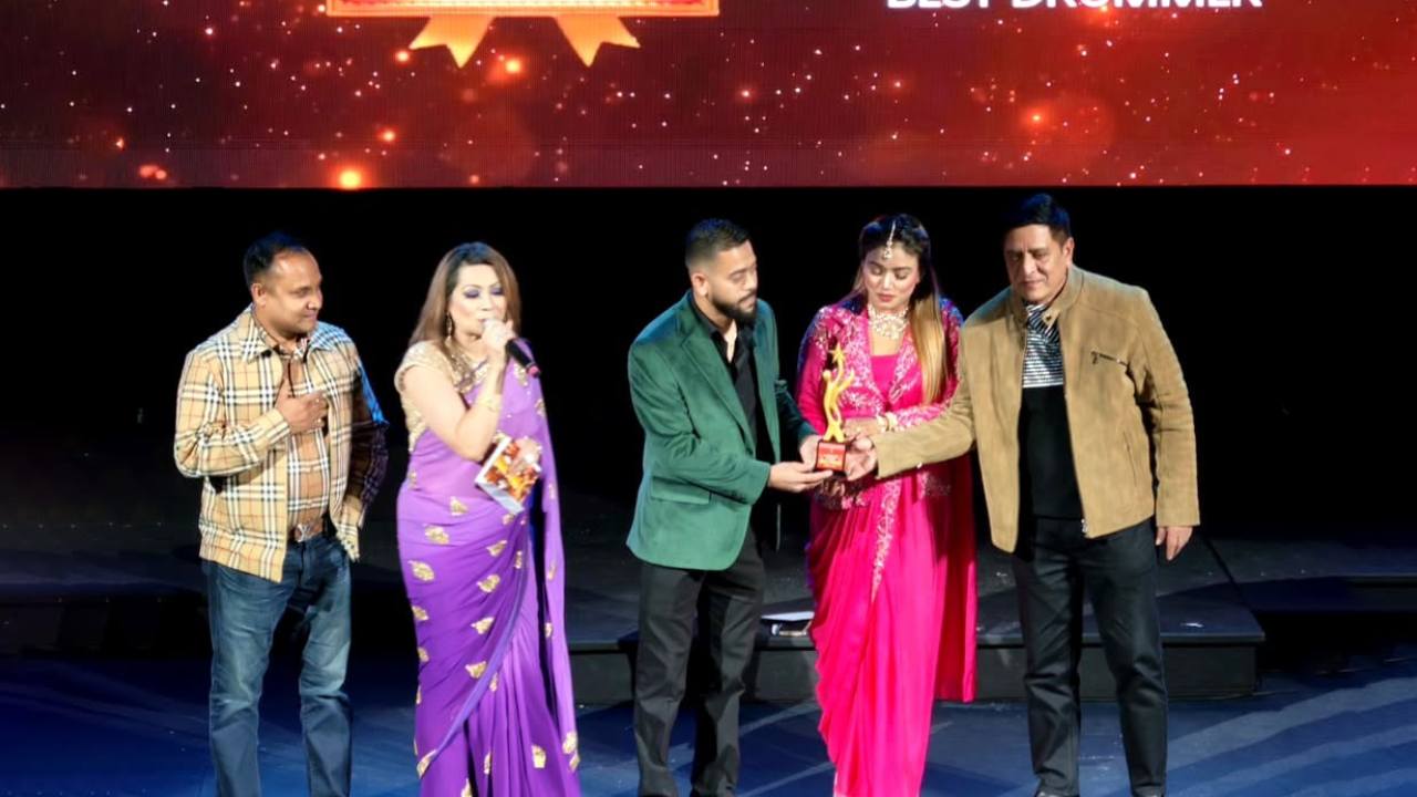 ডিকিউ মিথুনের হাতে সম্মাননা তুলে দেওয়া হচ্ছে