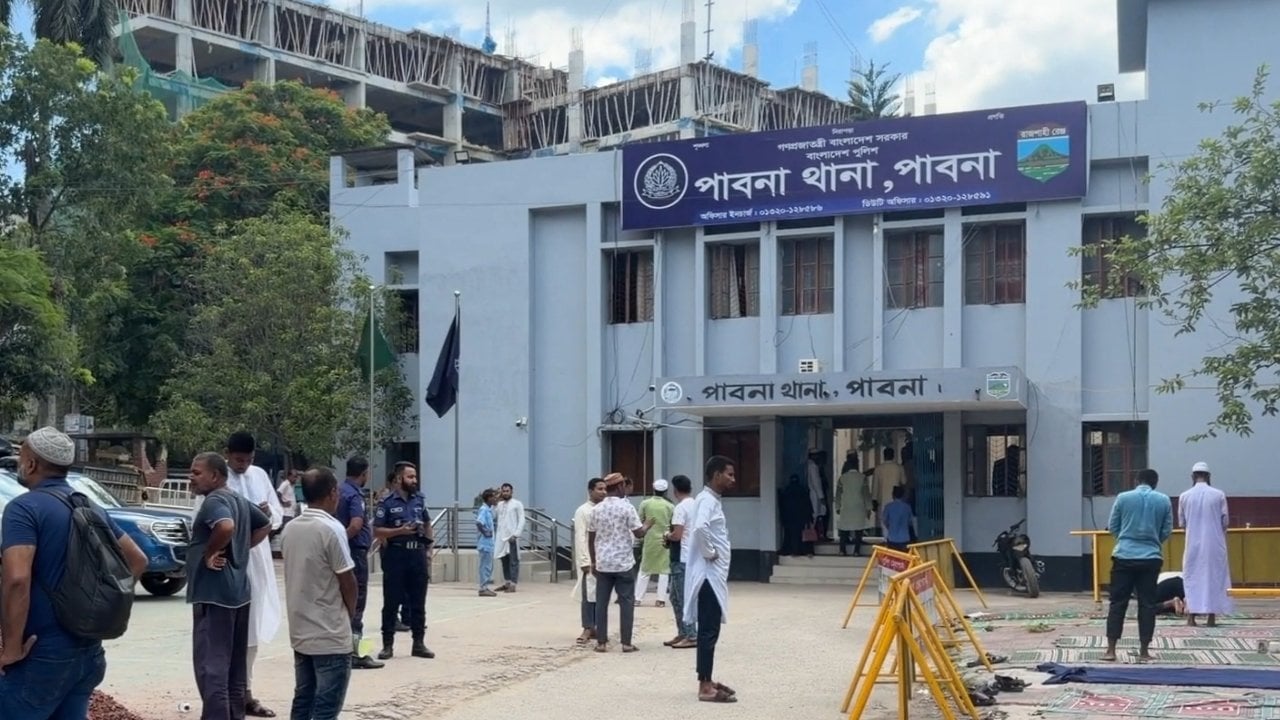 পাবনায় বাসের ধাক্কায় মোটরসাইকেল আরোহী স্কুলছাত্র নিহত