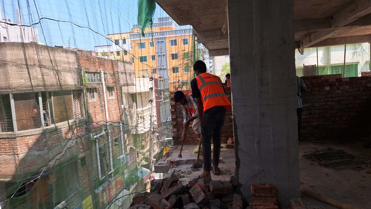 নকশার বাইরে ভবনের অংশ ভেঙে দিলো রাজউক