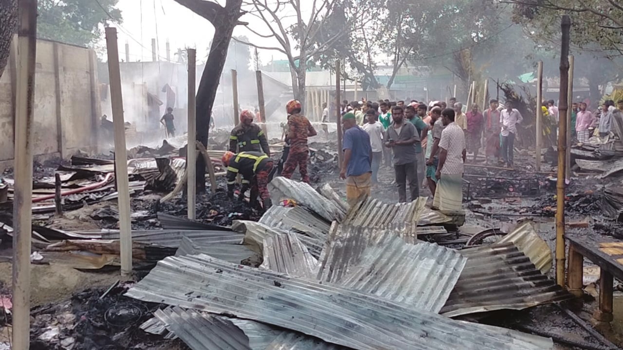 অগ্নিকাণ্ডে ১০৫ ব‍্যবসায়ীর স্বপ্ন পুড়ে ছাই