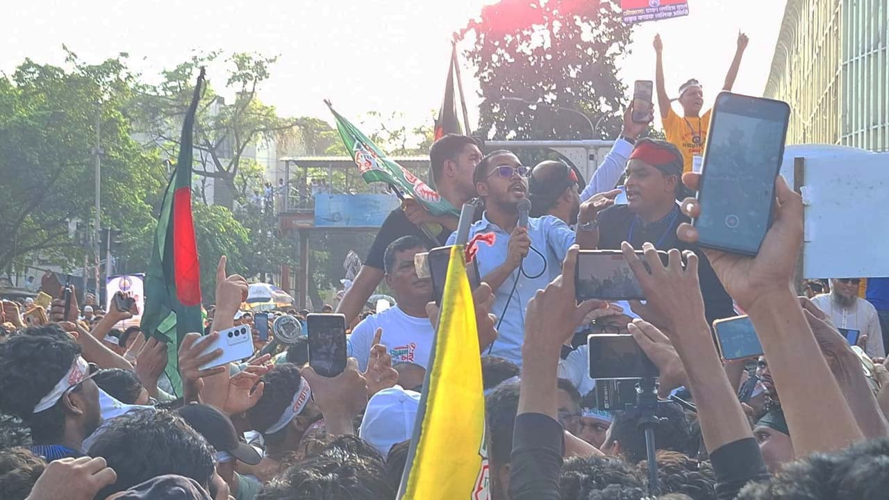 নোয়াখালী বিভাগের দাবিতে শাহবাগ মোড়ে হান্নান মাসুদ