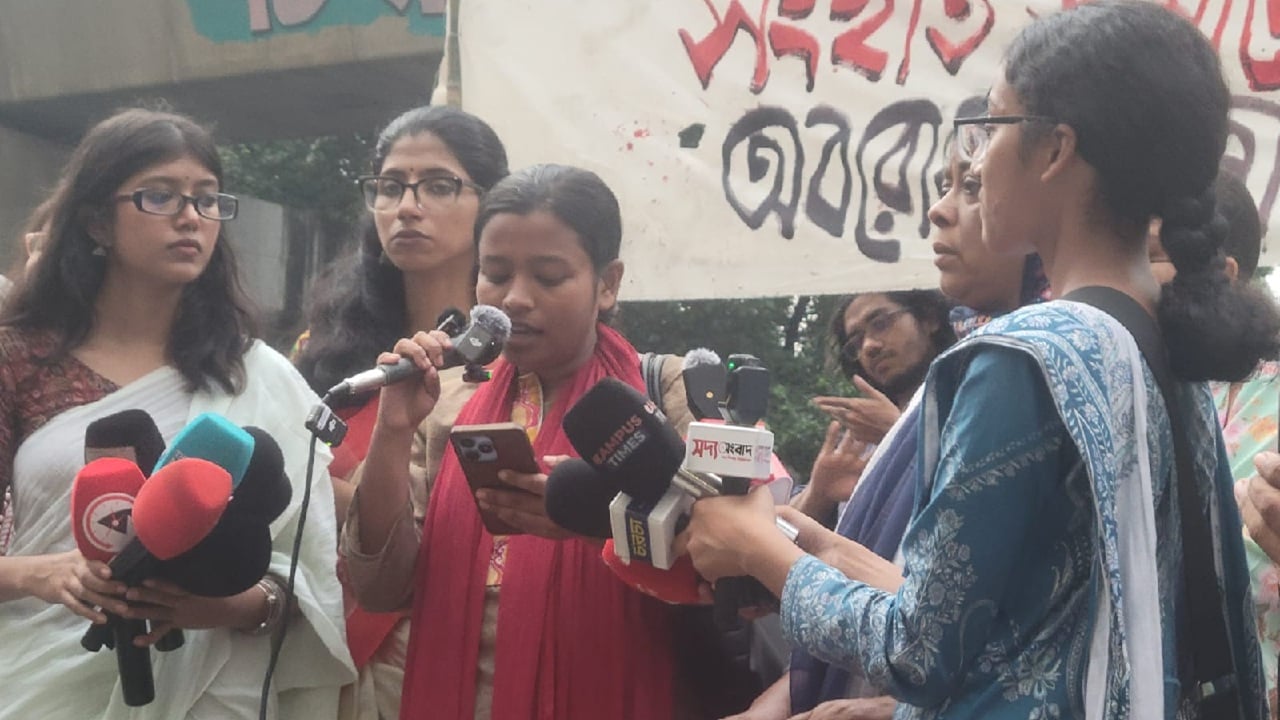 ঢাবির ছাত্রী হলে ‘সান্ধ্য আইন’ বাতিলের দাবিতে ৪৮ ঘণ্টার আল্টিমেটাম