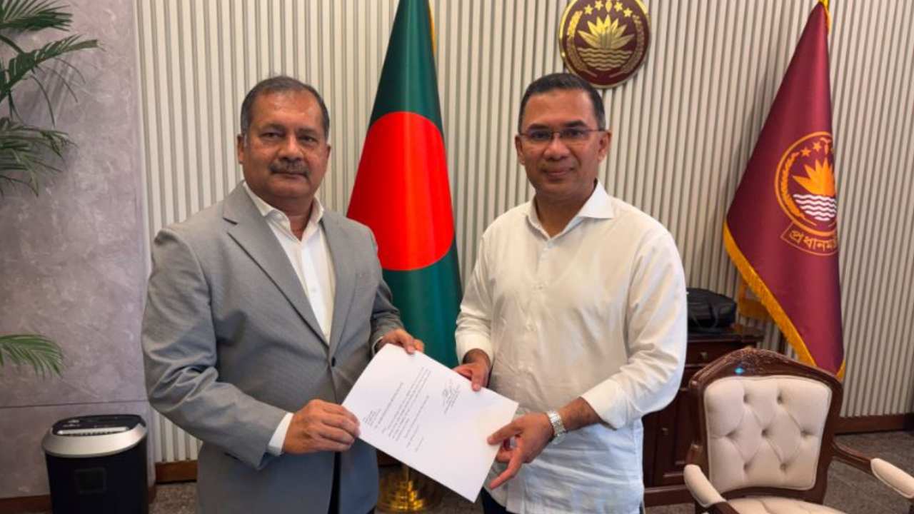 প্রধানমন্ত্রীর হাতে যোগদানপত্র দিলেন জহির উদ্দিন স্বপন