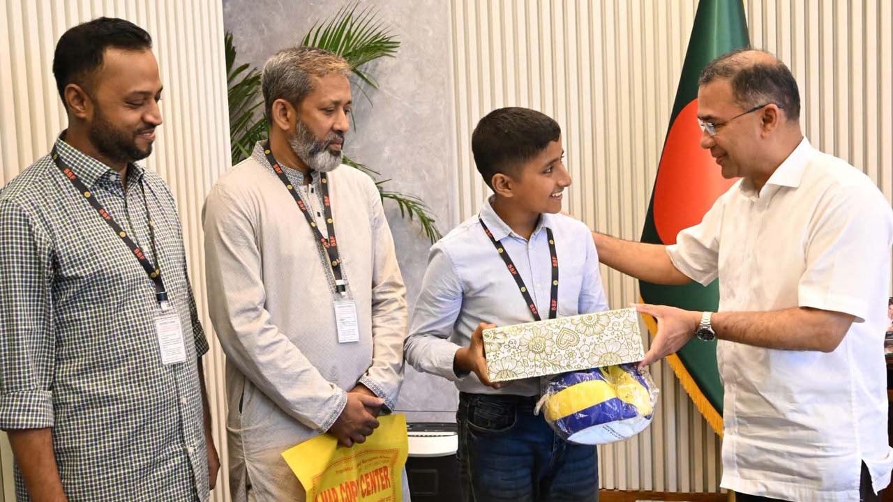 হাসিতে মন জয় করা তাহসিন পেলো প্রধানমন্ত্রীর সাক্ষাৎ 1
