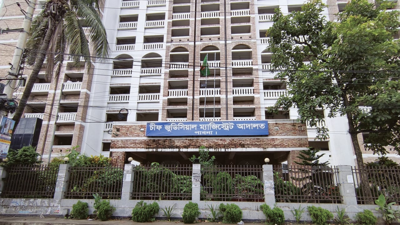 এজলাসে আসামির হাতে মাদক, তাৎক্ষণিক সাজা আদালতের