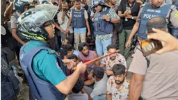 মিরপুরে হকার উচ্ছেদ অভিযান ঘিরে সংঘর্ষ, আটক ৩০