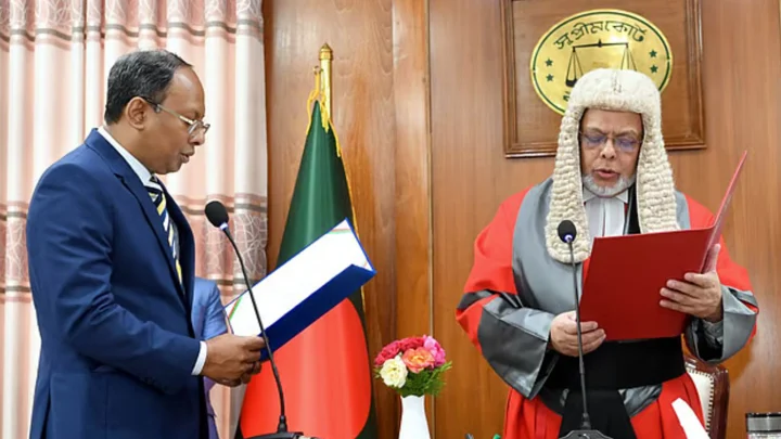 শপথ নিলেন পিএসসির নতুন চেয়ারম্যান নাজমুজ্জামান ভূঁইয়া