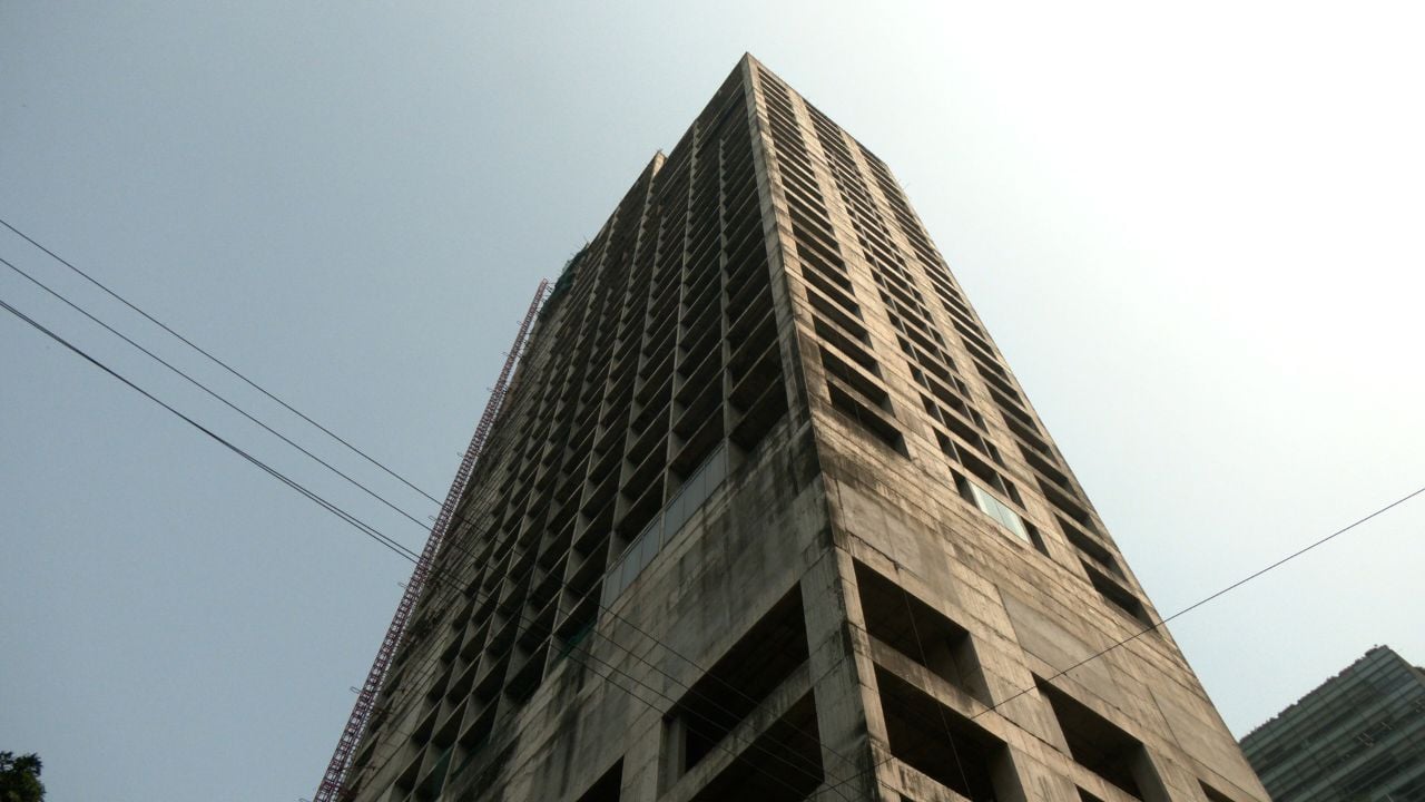 রাজধানীর গুলশান-২ নম্বর গোলচত্বরের পাশে দাঁড়িয়ে থাকা হিলটন হোটেল ও রিসোর্ট ভবনের মূল নির্মাণকাজ শেষ হলেও এর অভ্যন্তরীণ সাজসজ্জার কাজ শেষ হয়নি। ছবি: সিজেডএন টোয়েন্টিফোর