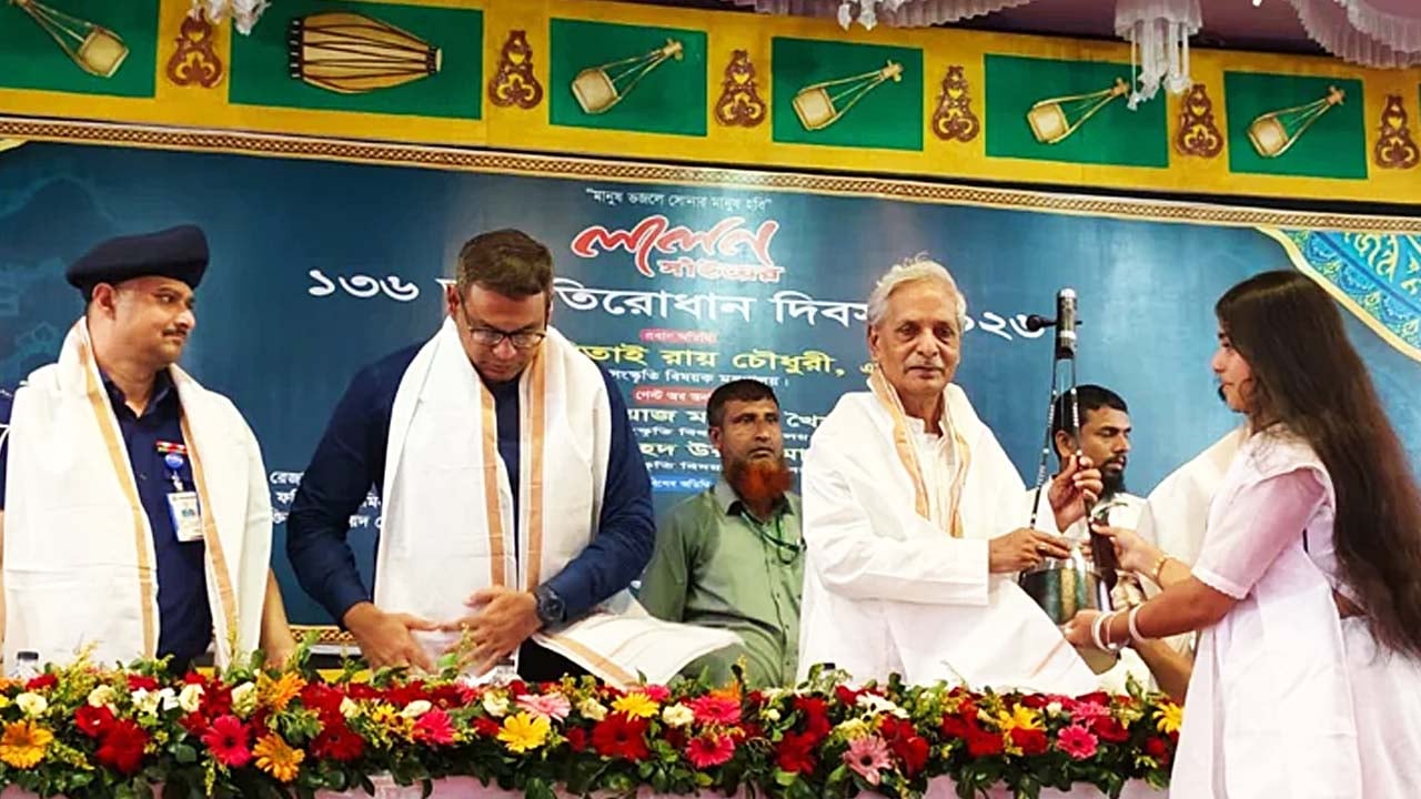 উৎসবের উদ্বোধনী অনুষ্ঠানে সংস্কৃতিবিষয়ক মন্ত্রী নিতাই রায় চৌধুরী