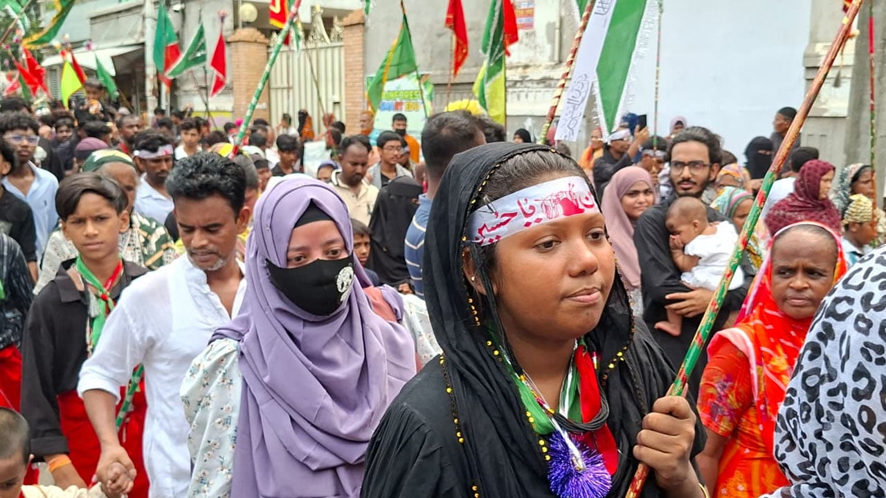 তাজিয়া মিছিলে পুরুষদের পাশাপাশি নারীরাও অংশ নেন