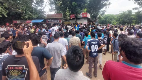 জাবিতে দোকানের মালিকানা নিয়ে দুই হলে সংঘর্ষ, আহত ১৫