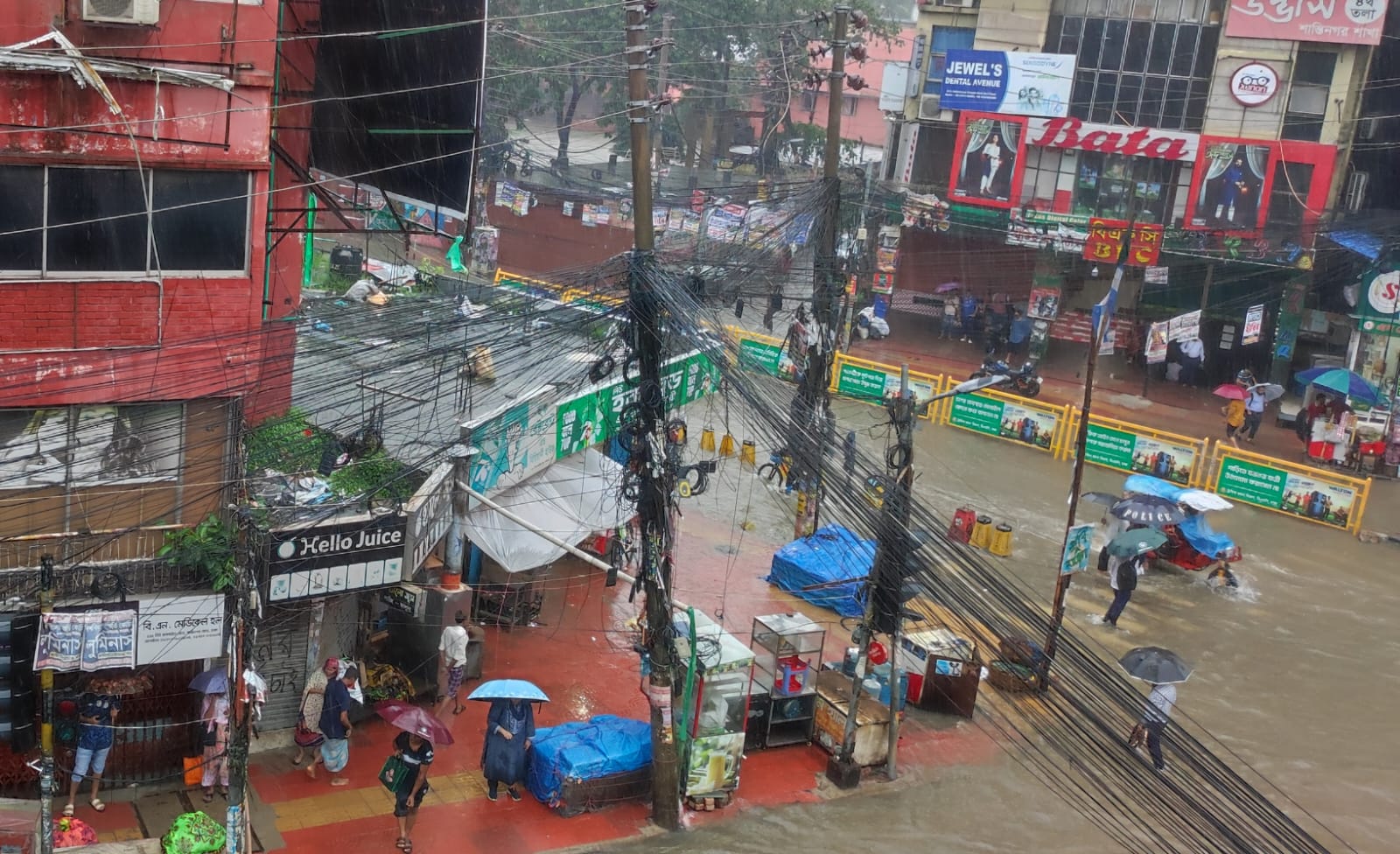 ভারী বৃষ্টিতে শান্তিনগর মোড়ে জলাবদ্ধতা