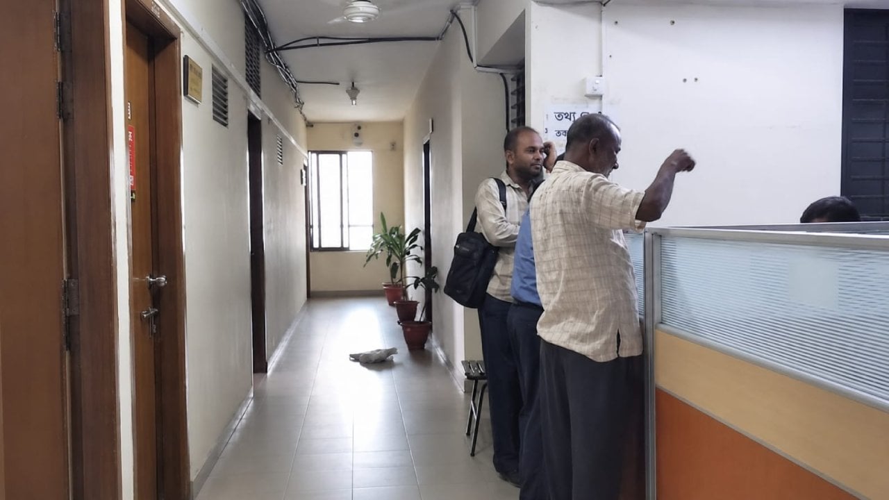অবসর ভাতা পেতে টেবিলে টেবিলে শিক্ষকরা