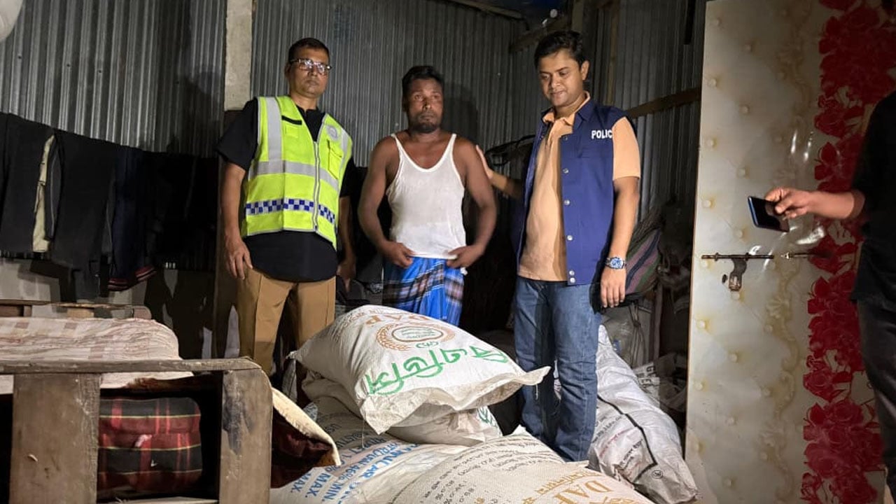 ধানের গোলা থেকে ২ হাজার ১৫০ কেজি সার উদ্ধার
