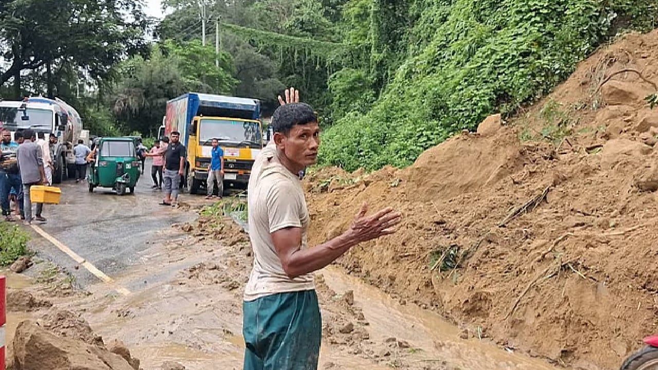 চট্টগ্রাম-রাঙামাটি সড়কের সাপছড়ি ইউনিয়নের দেপ্পোছড়িমুখ এলাকায় পাহাড় ধসে পড়ে। এ সময় সড়কে সাময়িকভাবে যানবাহন চলাচল বন্ধ হয়ে যায়