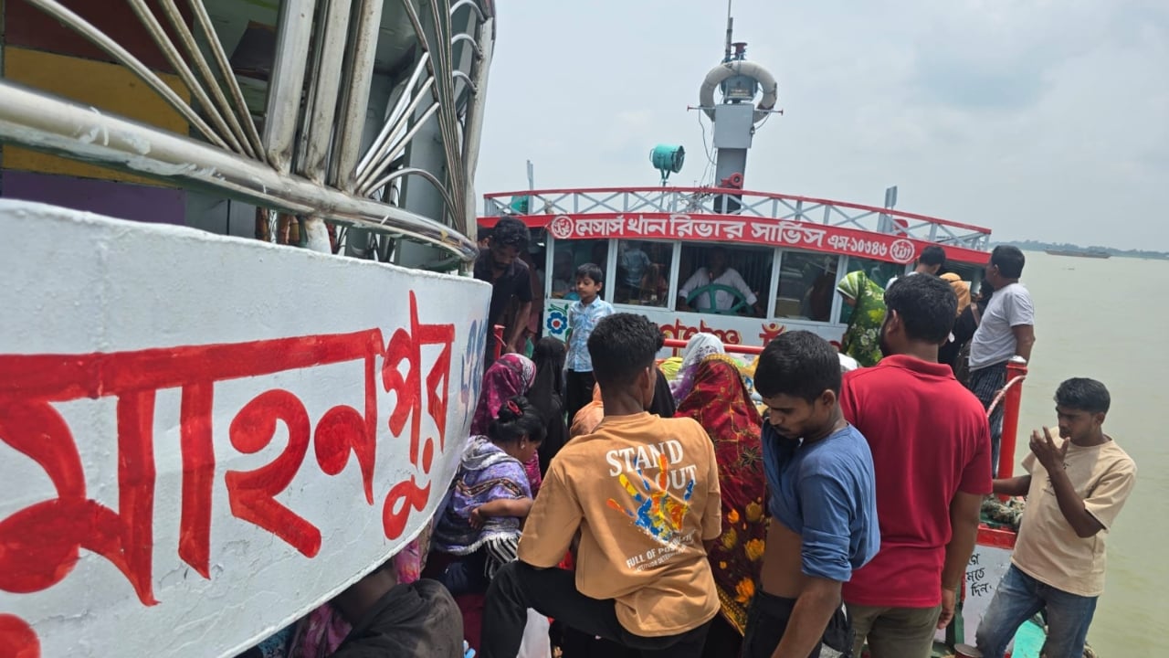 নৌ পুলিশের তৎপরতায় রক্ষা পেলো ১২০ যাত্রী