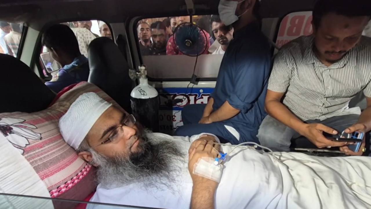 অ্যাম্বুলেন্সে আদালতে এসে হাজিরা দিলেন সাবেক এনসিপি নেতা তানভীর