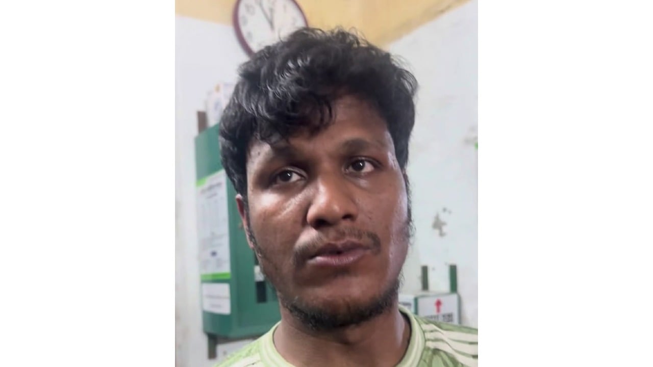 ঢাবির ক্যান্টিনকর্মীর বিরুদ্ধে প্রতারণার অভিযোগ