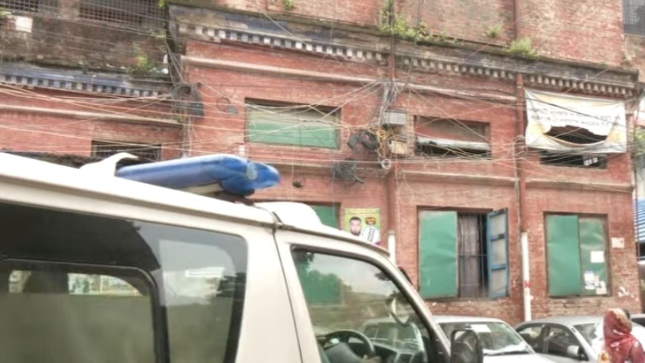 স্যার সলিমুল্লাহ মেডিকেল কলেজ মিটফোর্ড হাসপাতালের পুরোনো বহির্বিভাগ ভবনটি বসবাসের অনুপযোগী হয়ে পড়েছে। ছবি: সিজেডএন টোয়েন্টিফোর