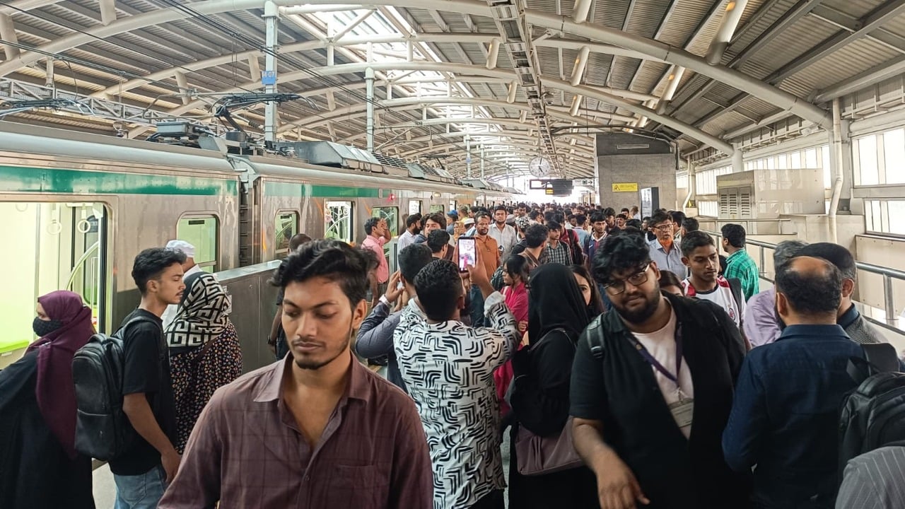ঢাবি এলাকায় মেট্রোর লাইনে কাপড়, ৪০ মিনিট বন্ধ চলাচল