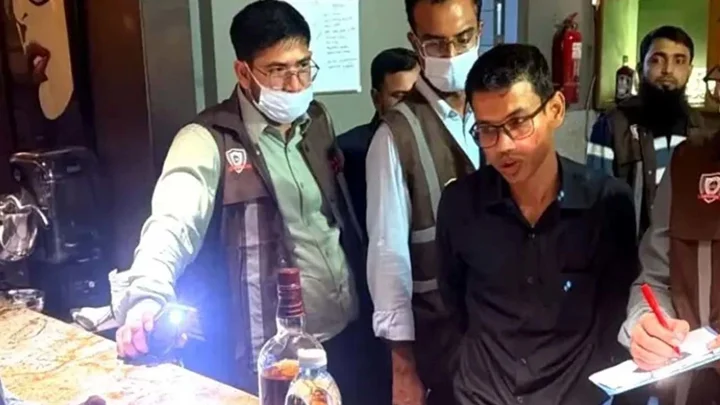 গুলশানে কিংফিশার রেস্তোরাঁয় অভিযান, বিপুল পরিমাণ মদ জব্দ