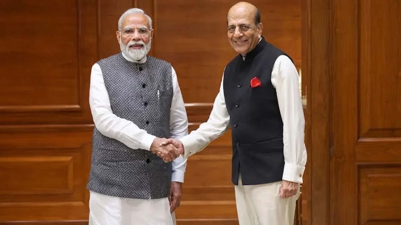 ভারতের প্রধানমন্ত্রী নরেন্দ্র মোদির সঙ্গে বাংলাদেশে নিযুক্ত ভারতীয় হাইকমিশনার দীনেশ ত্রিবেদী