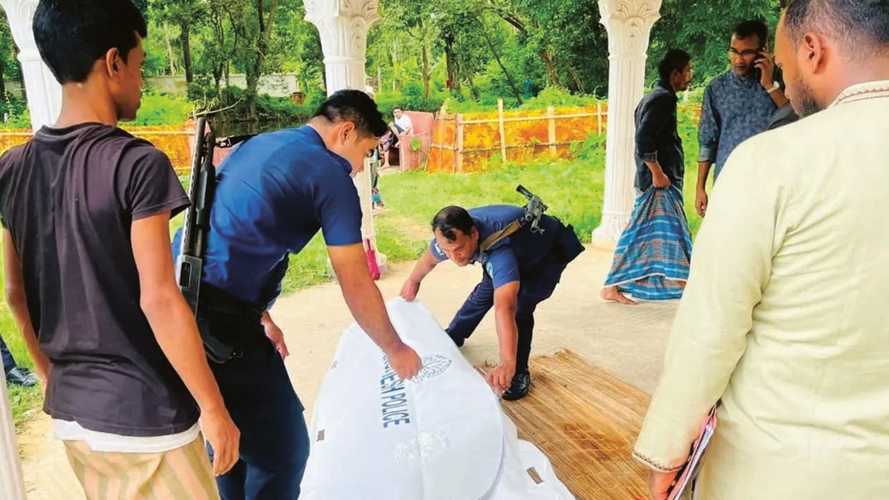 লোহাগাড়ায় মন্দিরের পুকুর থেকে মরদেহ উদ্ধার