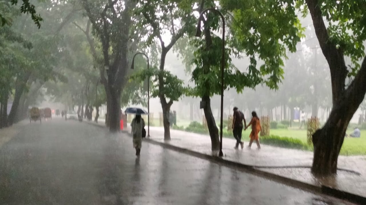 রাজধানীতে ভারী বৃষ্টি, চলবে আরও যতদিন