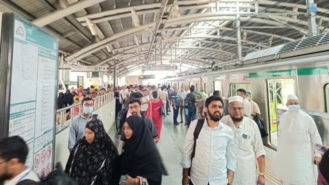 ১০ মিনিট অপেক্ষার পর মেট্রোরেল থেকে যাত্রীদের নেমে যাওয়ার নির্দেশ