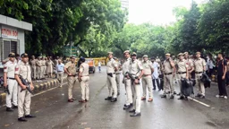 বিক্ষোভ ঘিরে দিল্লিতে কঠোর নিরাপত্তা বলয়